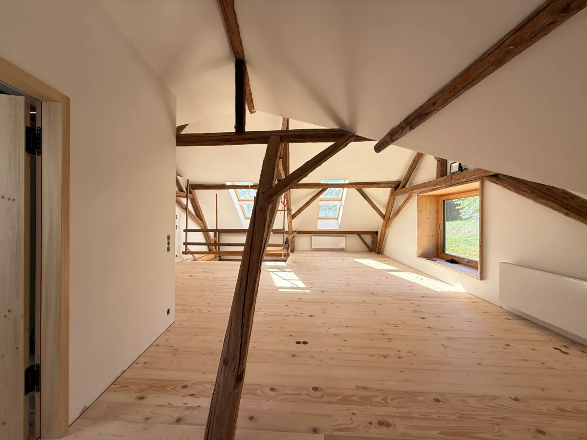 Heller Dachraum der Scheune mit geölten Fichtendielen und sichtbarem Holztragwerk