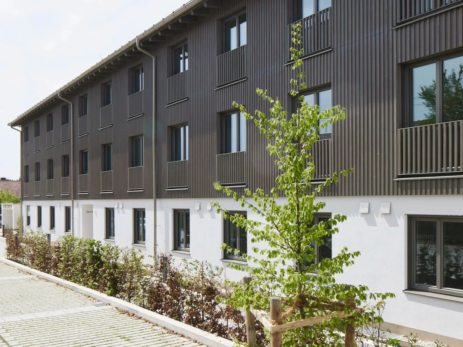 Fassadendetail mit Holzlamellen und Balkonen