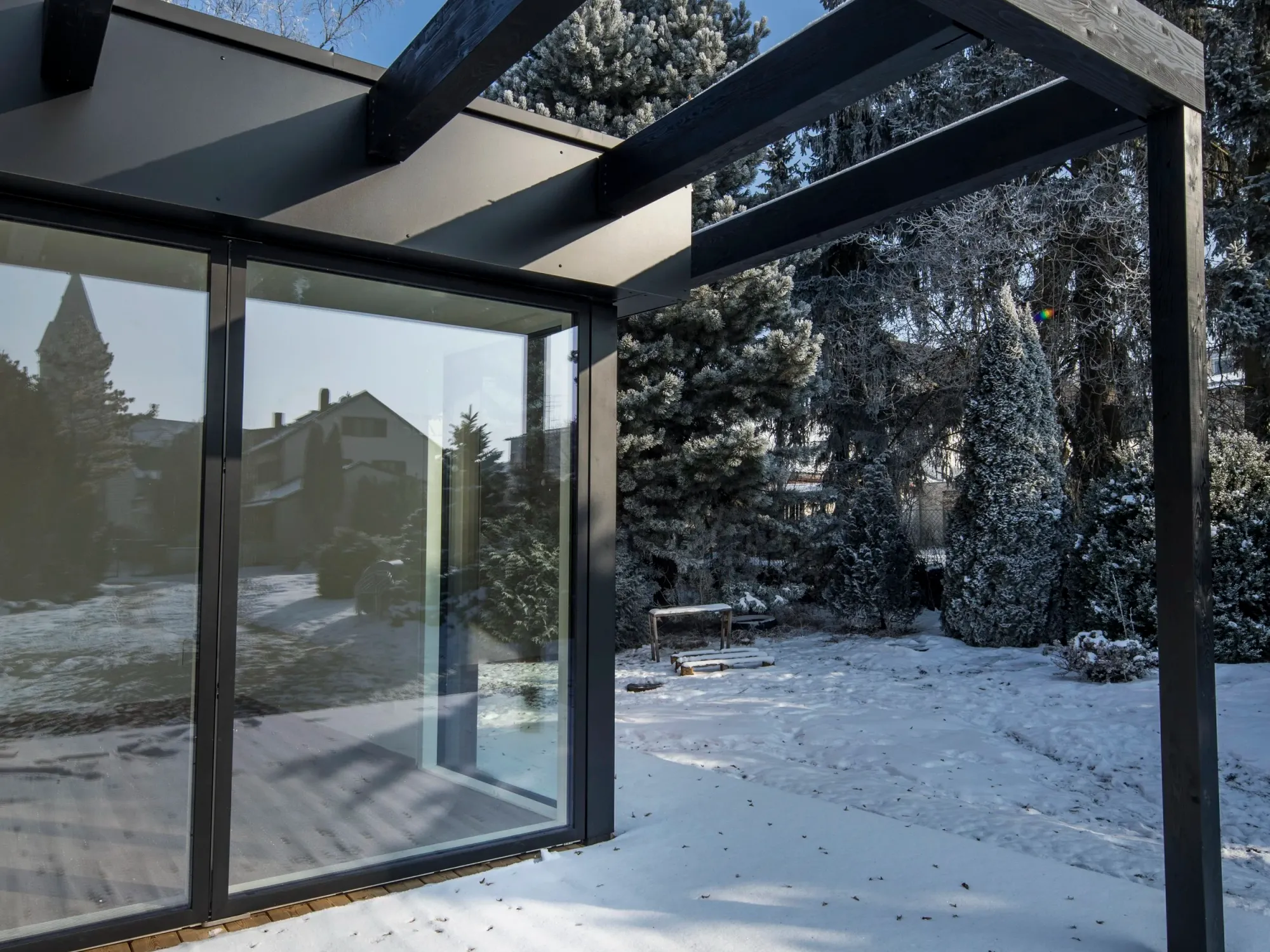 Pergola mit Blick in den winterlichen Garten