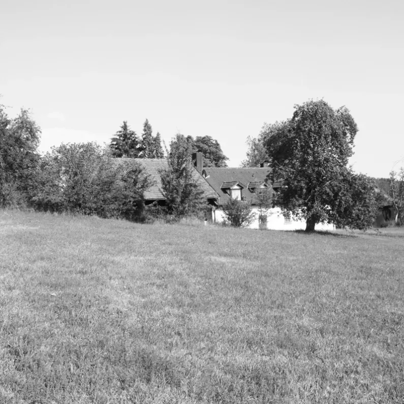 Bauernhof in der Landschaft vor dem Umbau