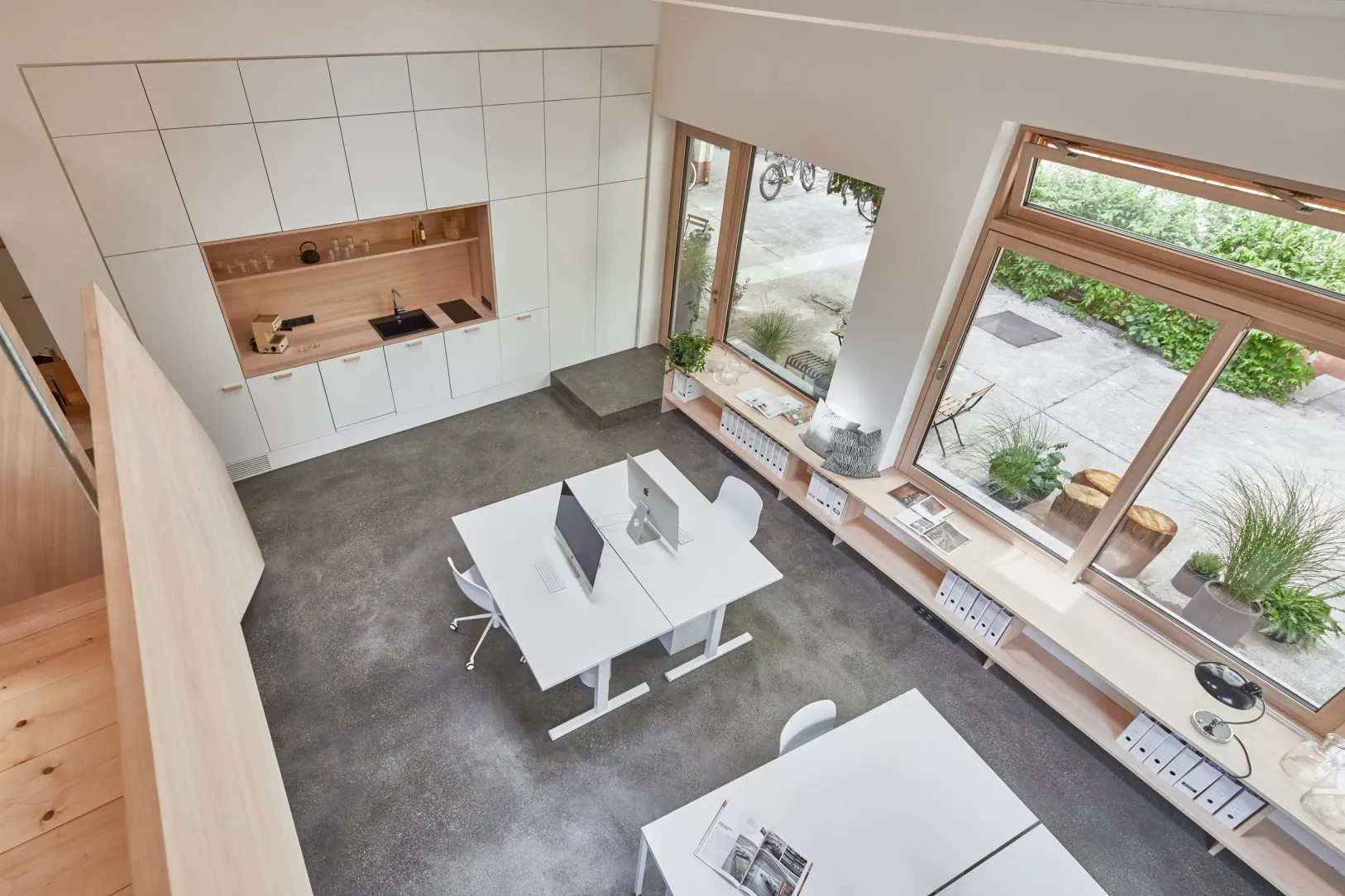 Blick von der Galerie auf Arbeitsplätze und Fensterbank