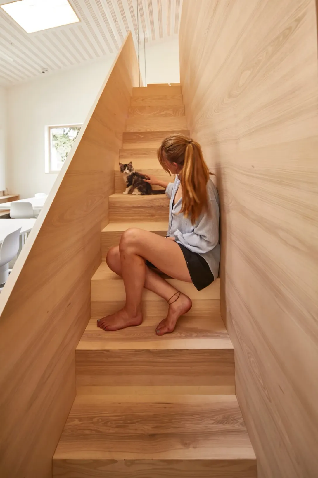 Treppe mit sitzender Person und Katze