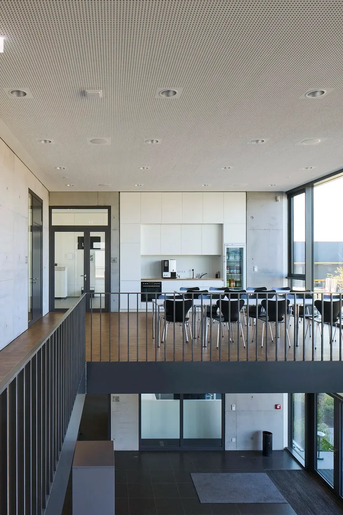 Pausenraum im Obergeschoss mit Küchenzeile und Blick zur Lagerhalle